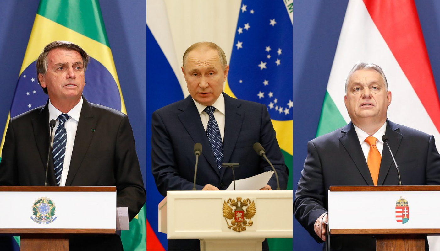 Da esquerda para a direita: Jair Bolsonaro, Putin e Orbán; ambos são homens brancos, eles vestem ternos e posam em cima de um palanque