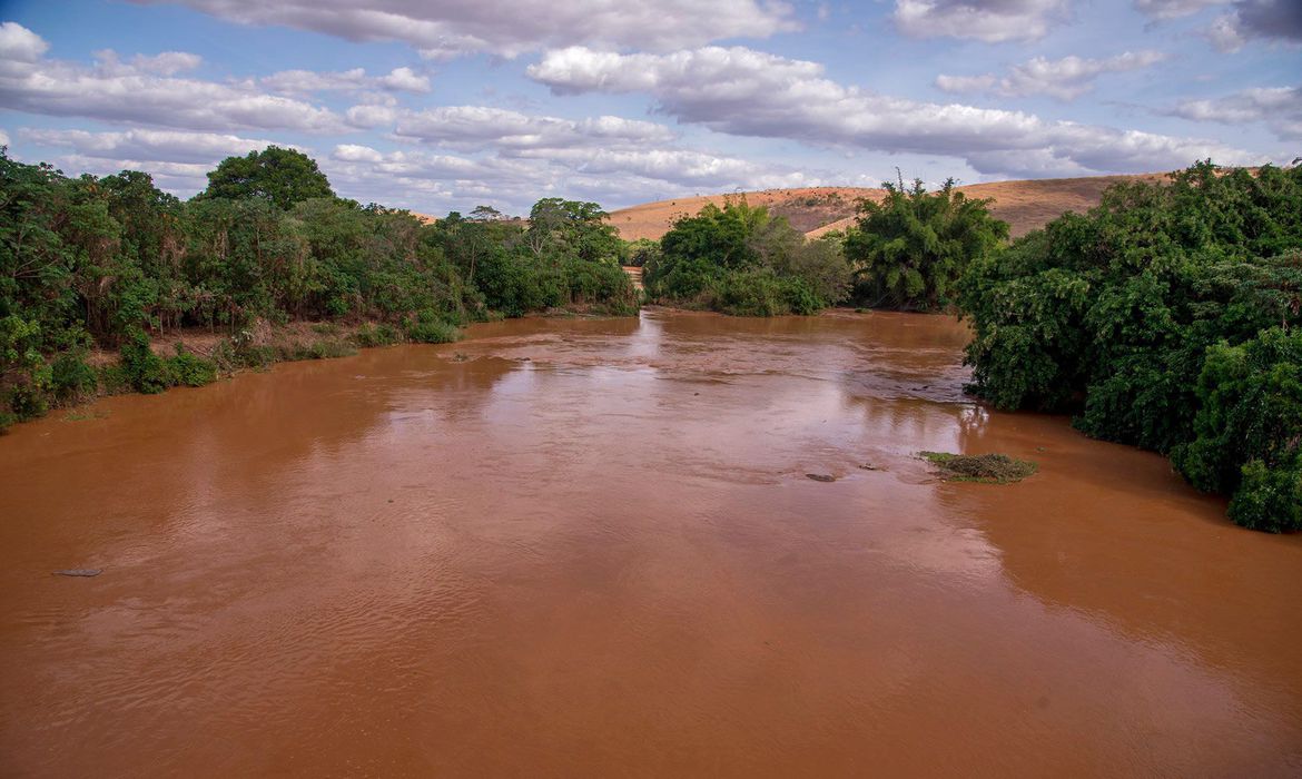 Estudo identifica elementos tóxicos em água de rios e afluentes próximos a mineradoras após enchentes em MG