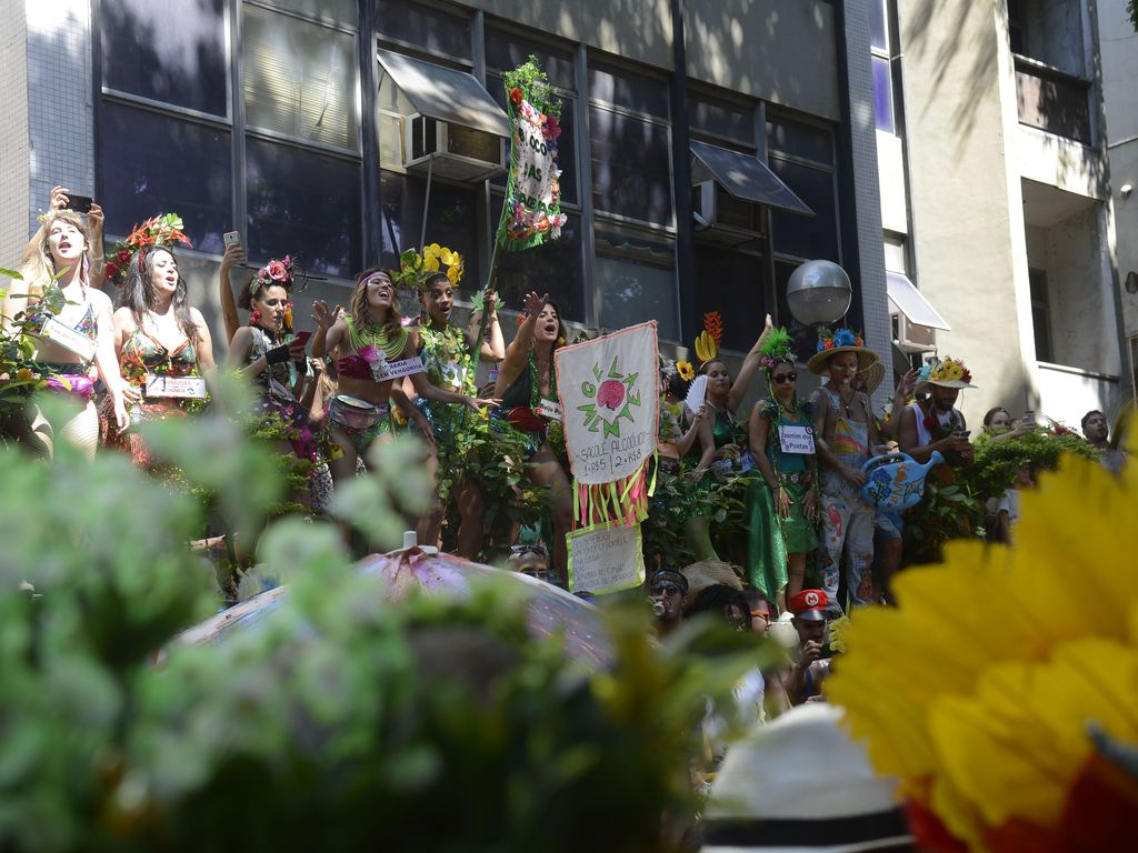 Bloco Cordão do Boitatá arrasta milhares de foliões em desfile de pré-carnaval pelas ruas do centro do Rio de Janeiro