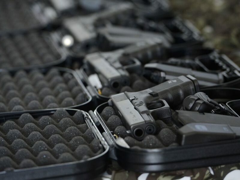 Foto mostra maleta com armas e munição