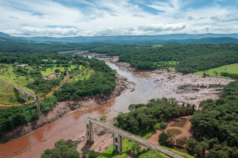 Imagem aérea mostra local da tragédia de Brumadinho, com rejeitos de lama espalhados por todo o solo