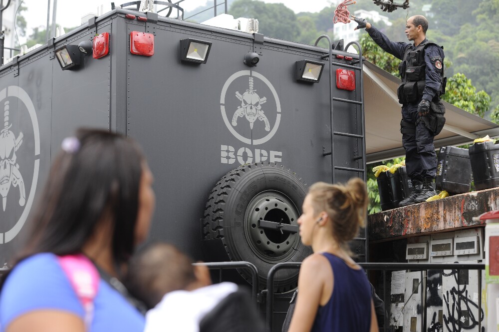 Comboio do BOPE estacionado em uma favela durante ação policial
