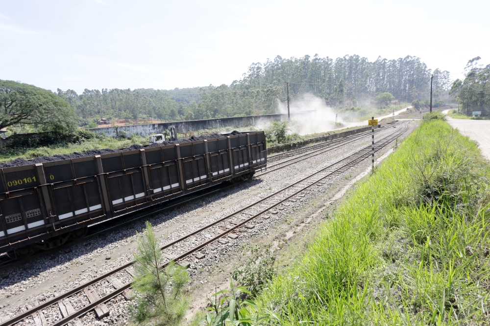 Linha Férrea com trens com carga de carvão