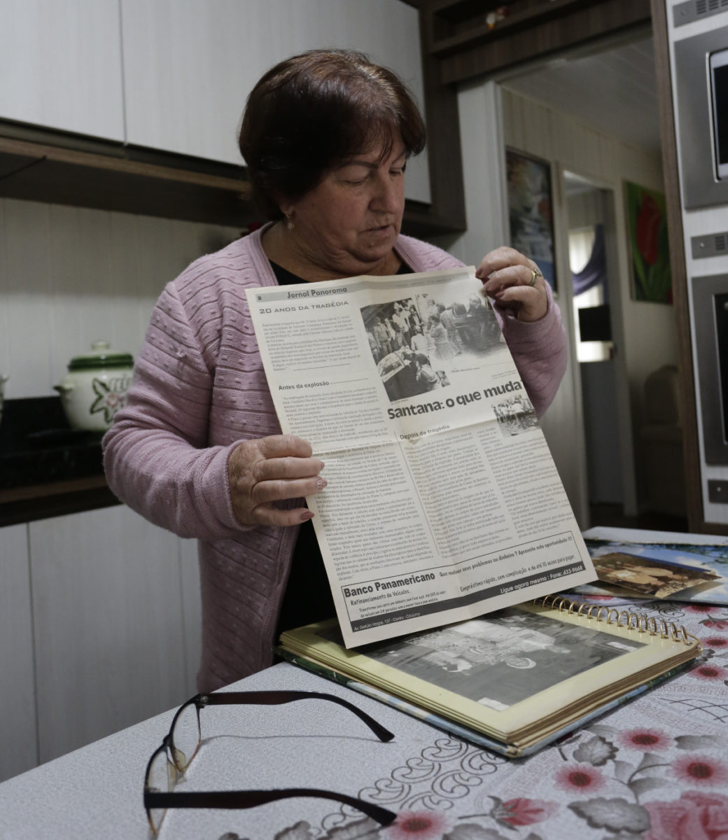 Maria de Fátima Goulart é uma senhora na faixa dos 60 anos, ela segura um jornal nas mãos