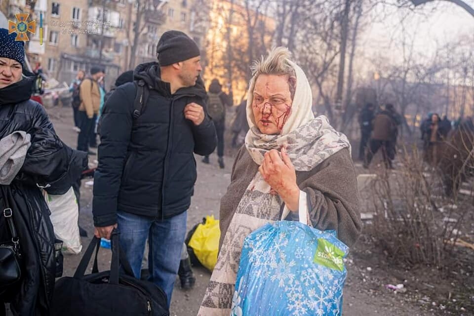 Moradores de apartamento afetado por ataque russo em Kyiv, no dia 18 de março de 2022