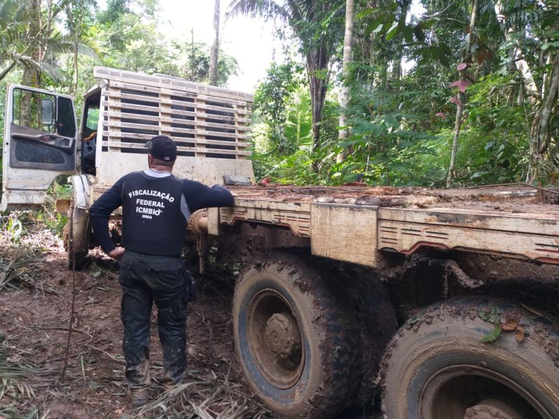 Fiscal do ICMBio durante ação na Floresta do Jamari; ele posa ao lado de um caminhão em meio à floresta