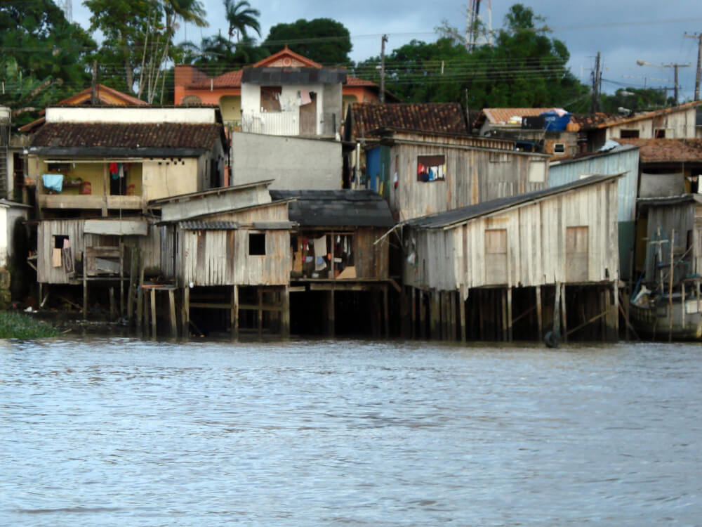 Casas de palafita em Icoaraci, Pará, sofrem com o aumento do nível do rio em época de chuva