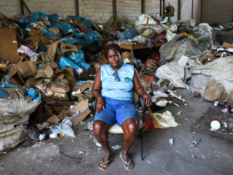 Ana Paula Serafim da Silva, 47 anos, é mãe de um filho e começou a trabalhar na "rampa" de Gramacho aos 11 anos de idade. Ela preside a cooperativa de reciclagem Nova Era