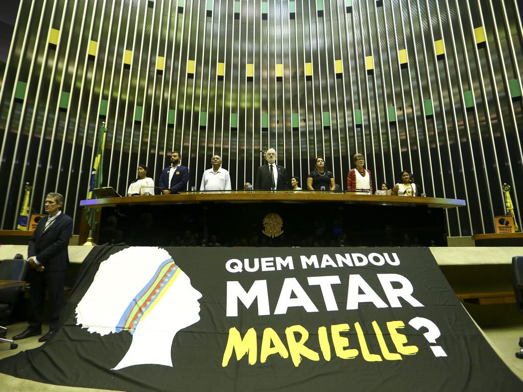 Sessão solene em memória de Marielle Franco e Anderson Gomes realizada na Câmara dos Deputados do Rio de Janeiro expõe faixa preta com o desenho da ex-vereadora e a frase "Quem mandou matar Marielle?"