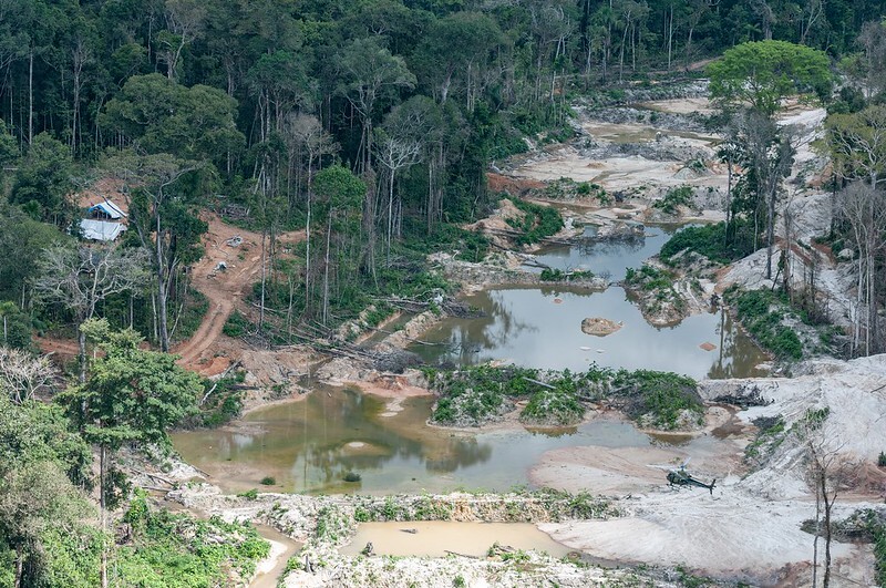 Imagem aérea mostra área em meio à floresta degradada pela ação garimpeira