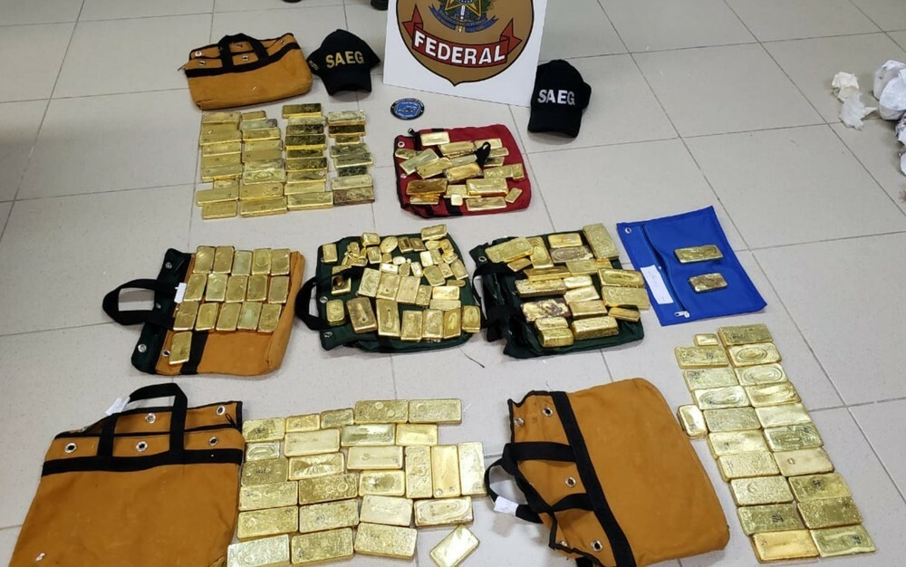 Barras de ouro apreendidas pela Polícia Federal expostas em cima de uma mesa branca