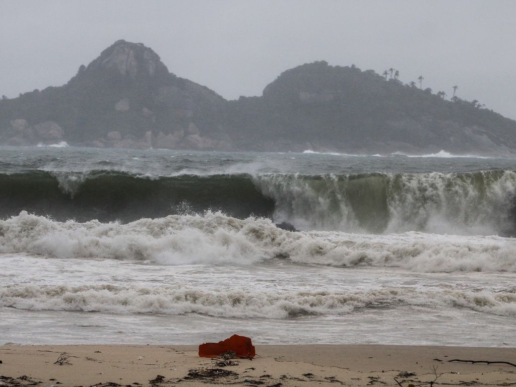 Mudanças no clima leva frente fria, tempestades e ressaca na praia da Barra da Tijuca, no Rio de Janeiro