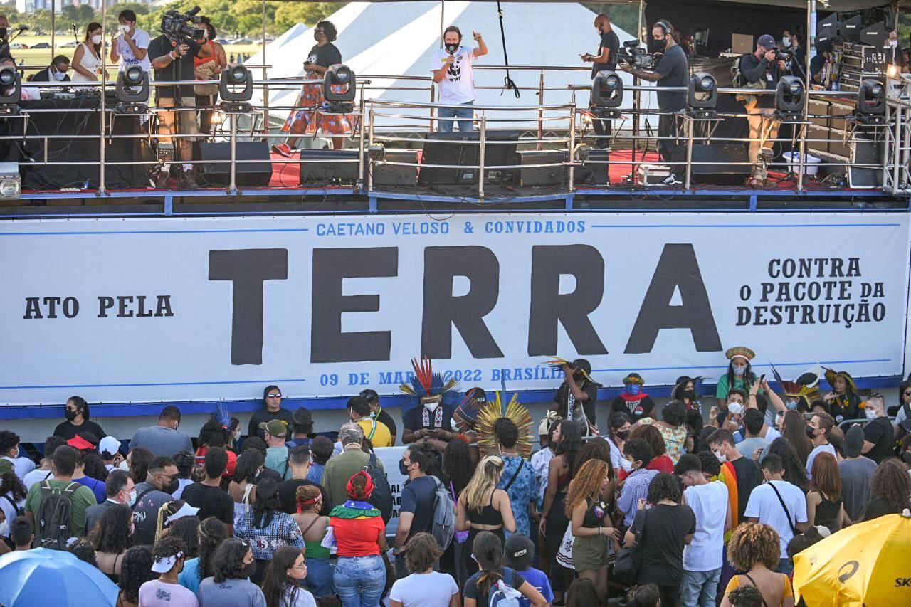 Imagem mostra ato contra o pacote de destruição, incluindo o PL 191, em Brasília; na foto é possível ver um palco com algumas pessoas e outros manifestantes em frente ao palco