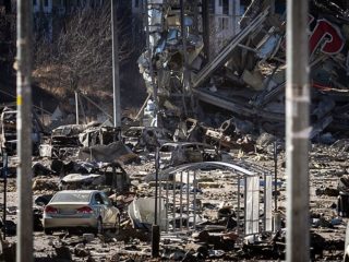 Destroços de um Shopping Center em Kyiv após o ataque russo de Putin à Ucrânia