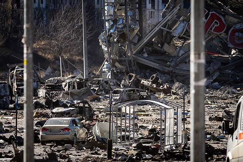 Destroços de um Shopping Center em Kyiv após o ataque russo de Putin à Ucrânia