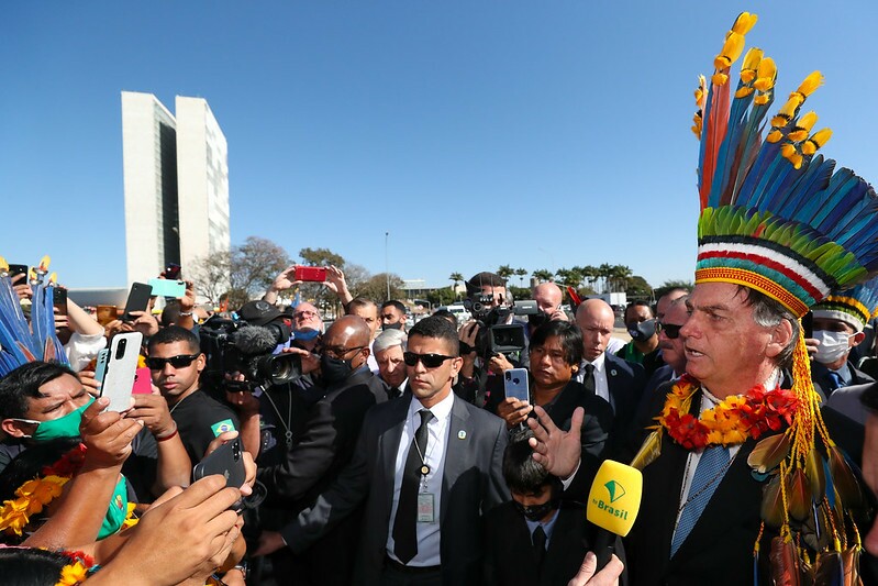 Presidente Bolsonaro usa cocar e se reúne com imprensa e líderes indígenas