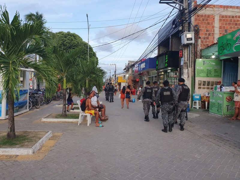 Policiais militares andam em rua de comunidade em Porto de Galinhas, onde Heloysa foi assassinada