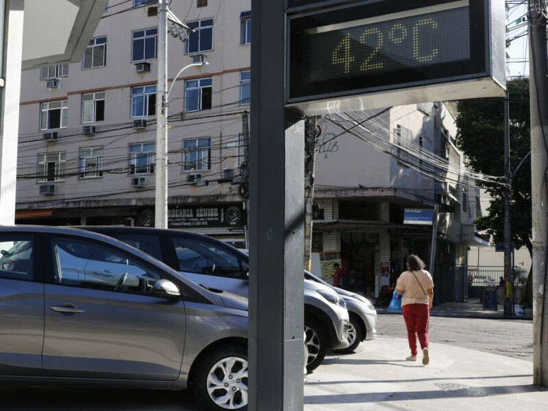 Termômetro de rua na Tijuca registra onda de calor que atinge o Rio de Janeiro, pelo terceiro dia consecutivo, a capital mais quente do país.