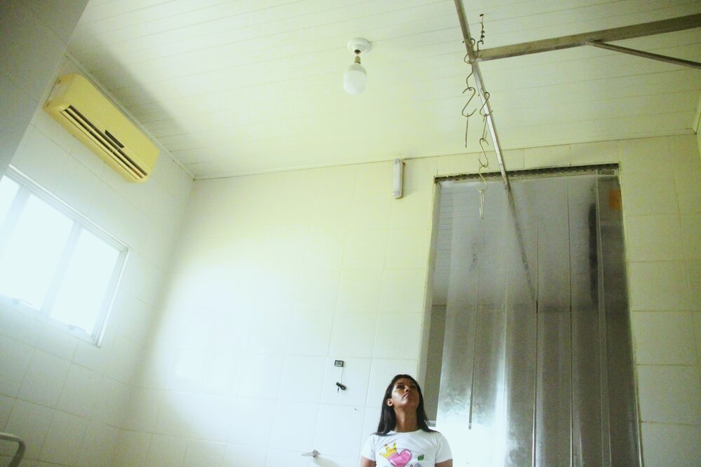 Alessandra, uma mulher negra com cabelos longos e castanho, mostra estrutura de frigorífico presente na Resex