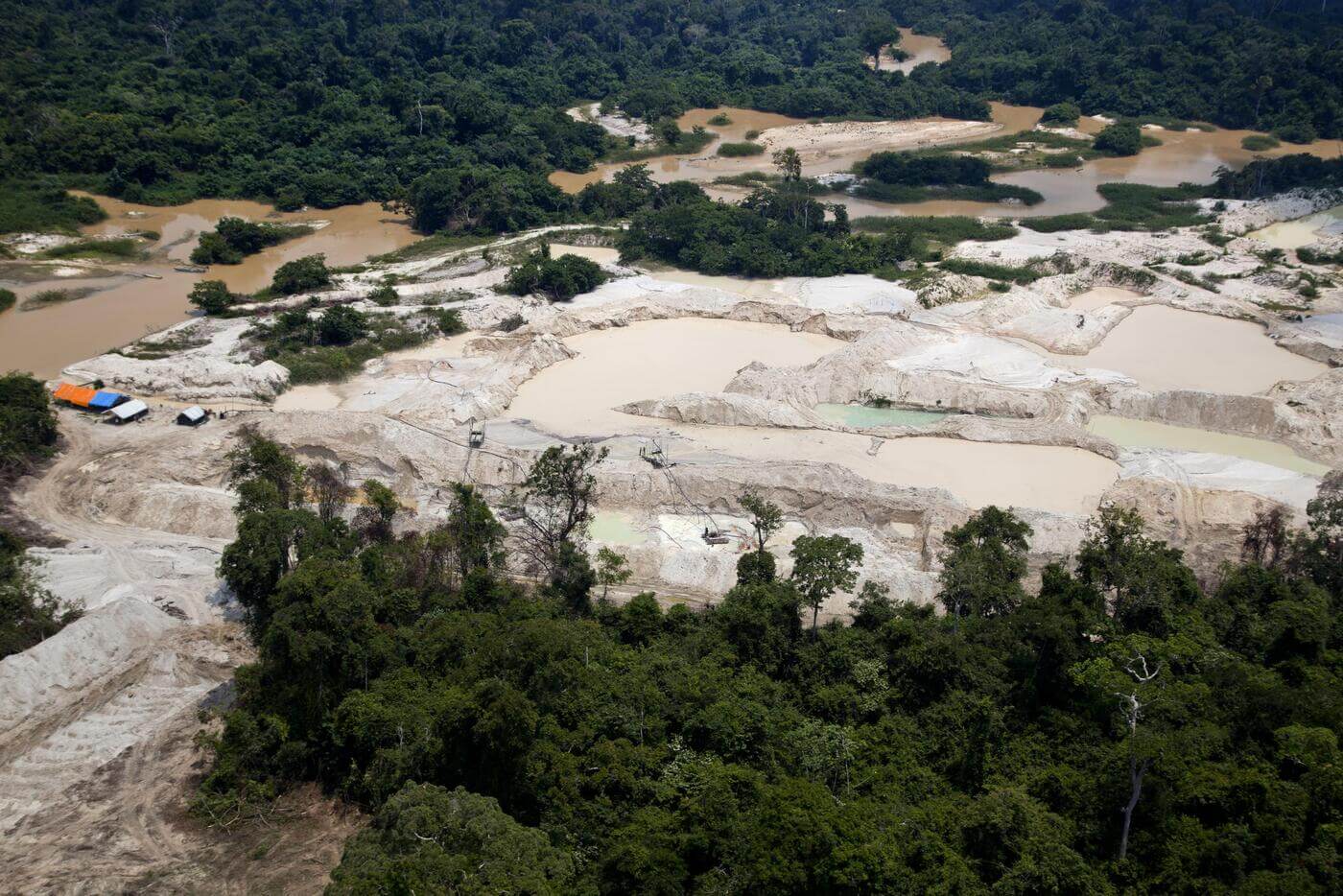 Imagem aérea mostra mina ilegal não identificada na APA Tapajós, em Itaituba