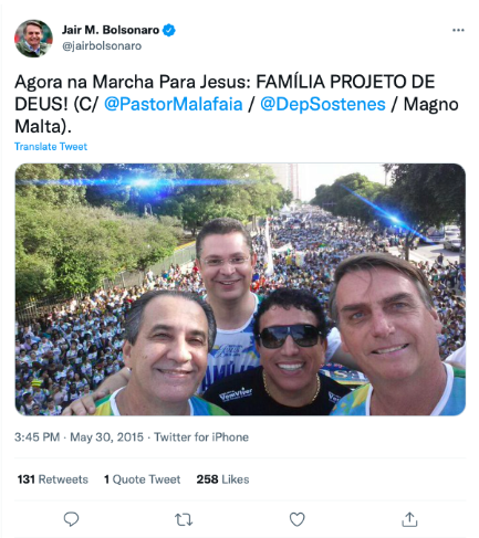 Na foto é possível ver Jair Bolsonaro, Sóstenes Cavalcante, Silas Malafaia e Magno Malta na Marcha Para Jesus, em 2015. Ambos são homens brancos. 