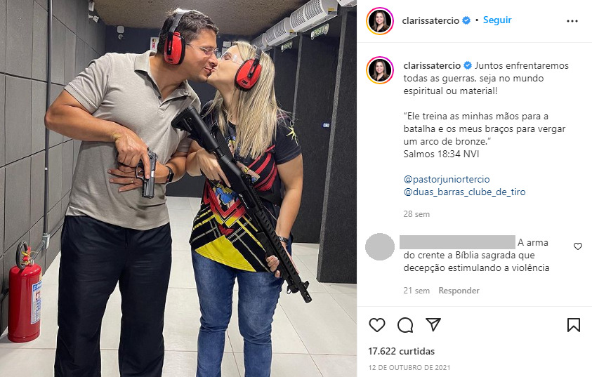 Reprodução de foto no Instagram mostra casal de homem e mulher brancos portando armas nas mãos enquanto se beijam