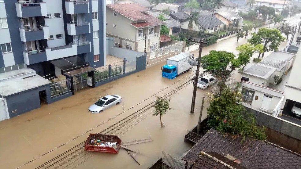 Rua de Joinville alagada após chuva forte