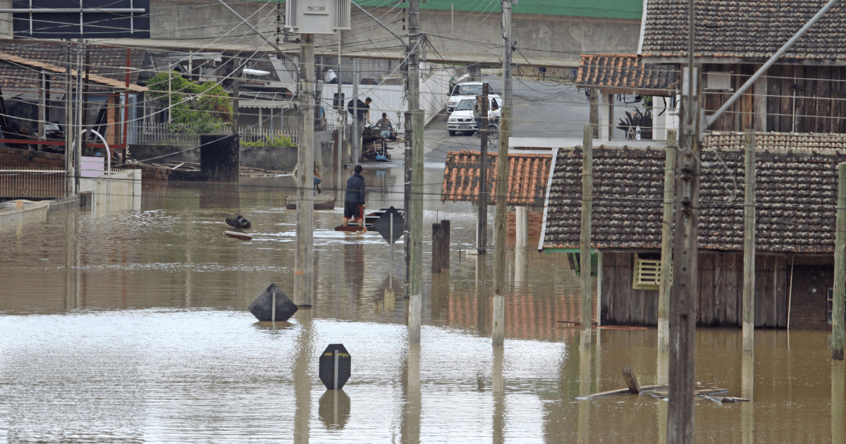 Rua alagada de SC após enchente