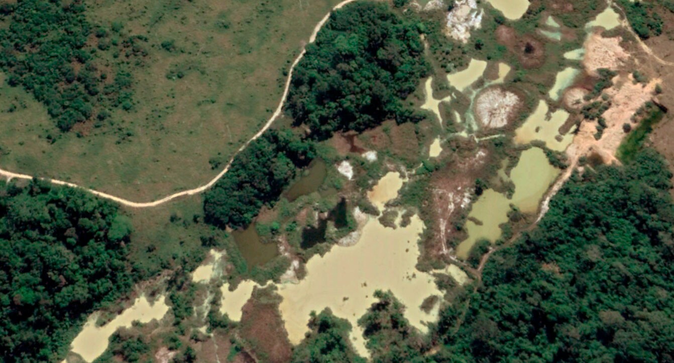 Imagens de satélite de julho de 2020 indicam atividade garimpeira em meio à floresta