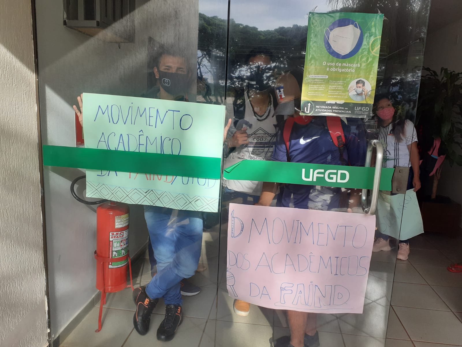 Manifestação de estudantes indígenas em frente à reitoria da UFDG