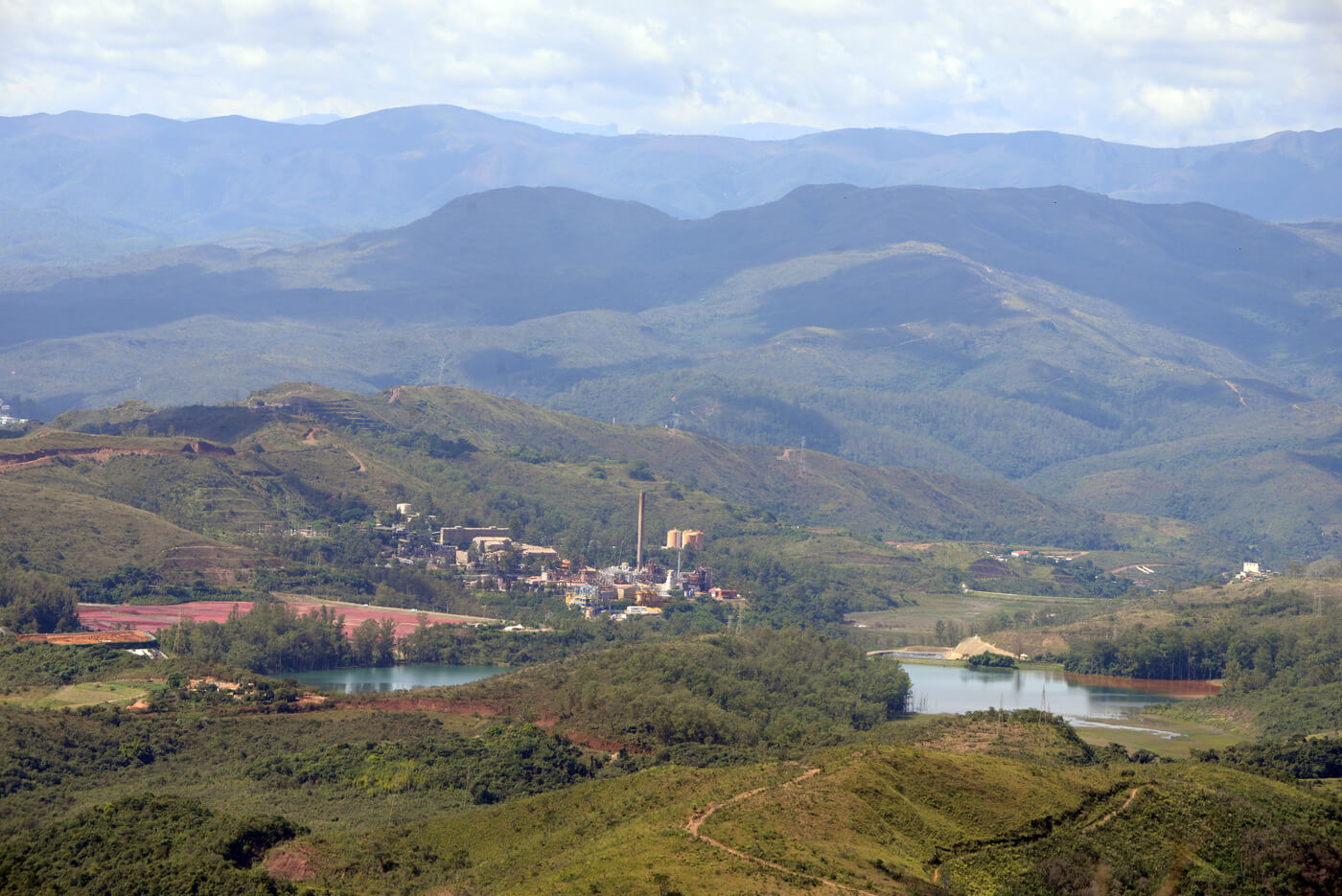 The photo shows the extension of Serra do Curral, a local forest protected area in Minas Gerais