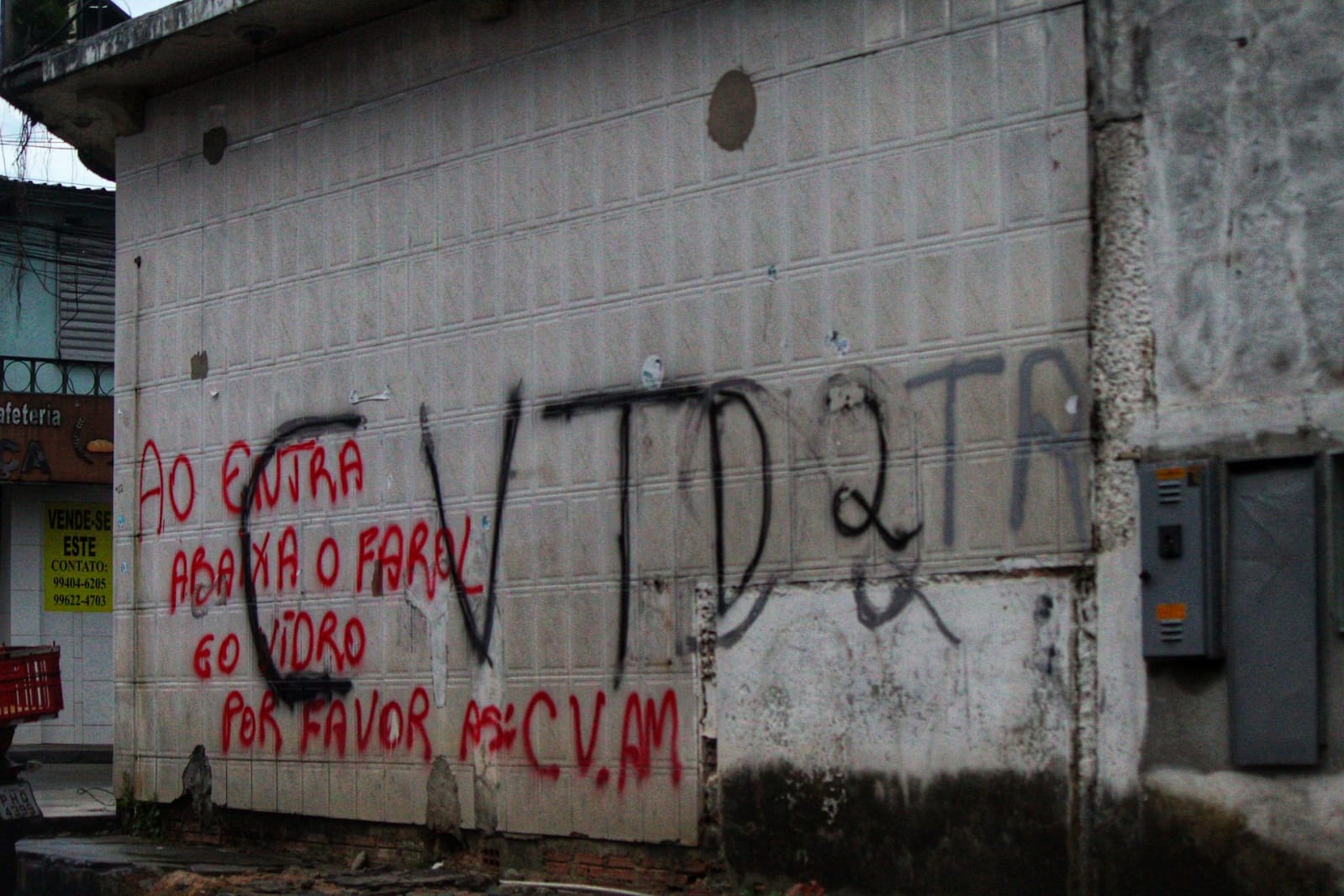 Imagem mostra muro em bairro periférico do estado, com recado escrito em vermelho pelo CV, uma das facções que atuam no território
