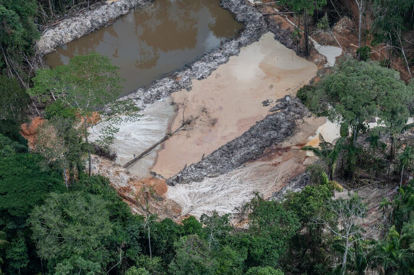 Grupo Especializado de Fiscalização (GEF) do Ibama desativa máquinas de garimpo ilegal na Terra Indígena Munduruku