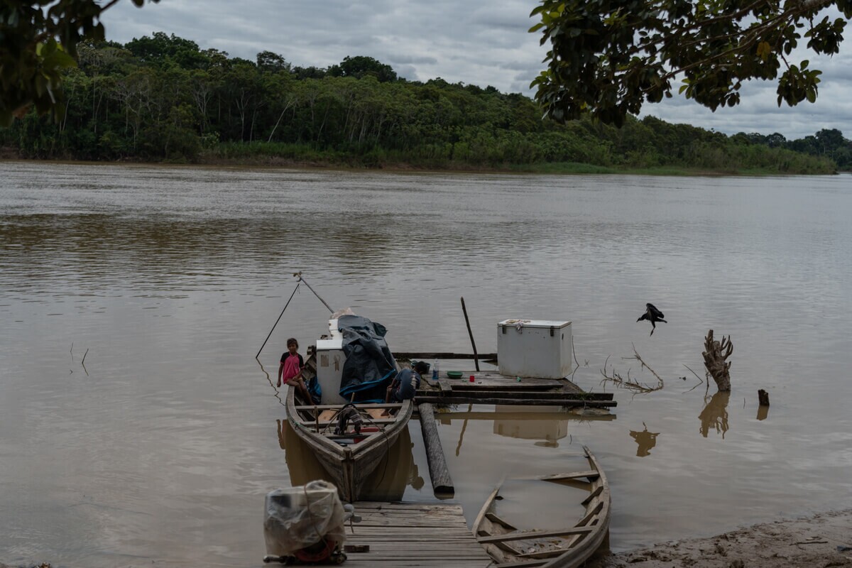 5 de junho - Bruno e Dom subiram o rio Itaquaí com destino a Atalaia do Norte. Os dois fizeram uma parada na comunidade ribeirinha São Rafael, para visitar um líder comunitário conhecido como Churrasco