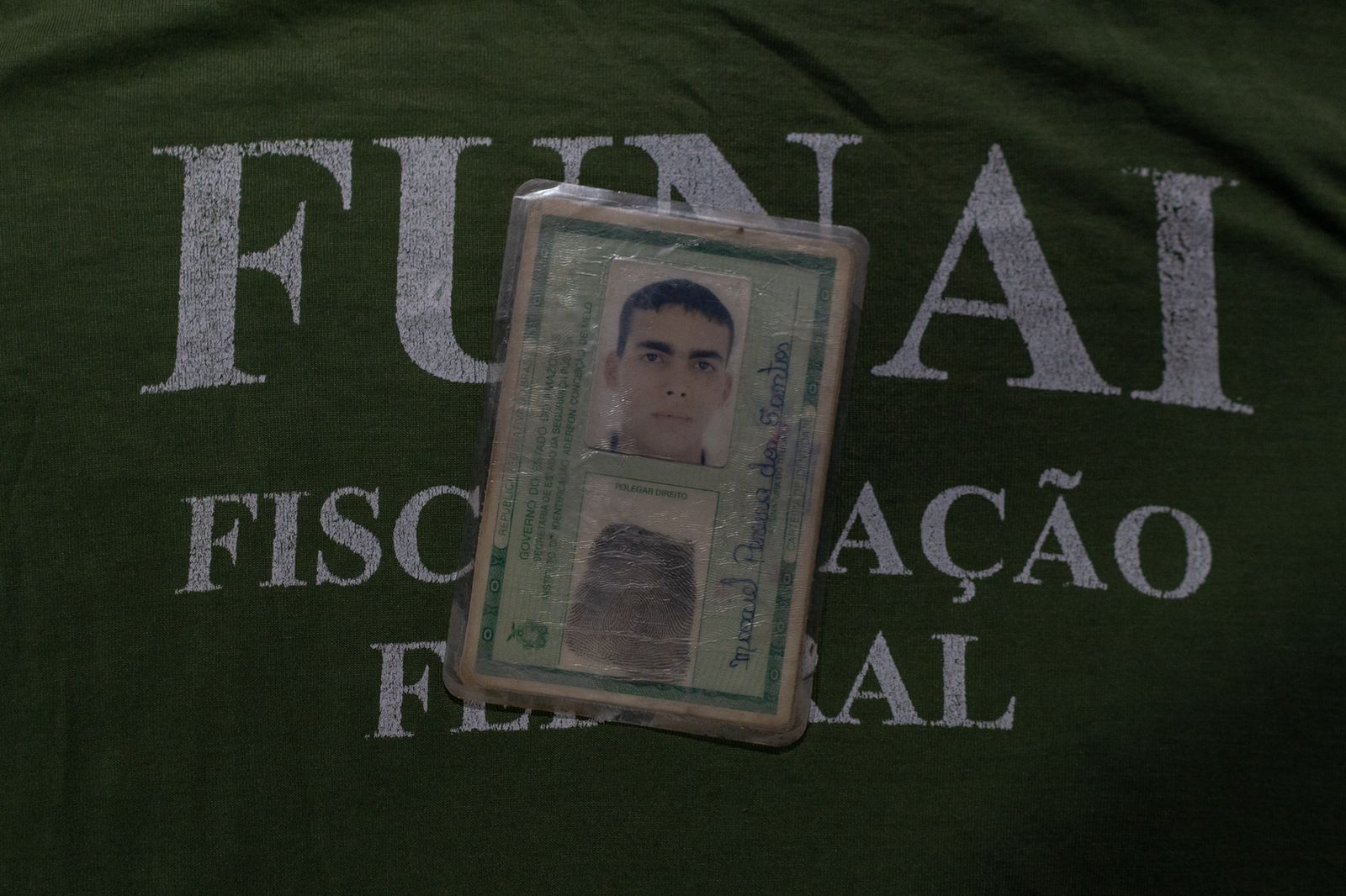 RG de Maxciel está sobre uma camiseta verde da Funai. O servidor atuava no Vale do Javari e foi assassinado em 2019