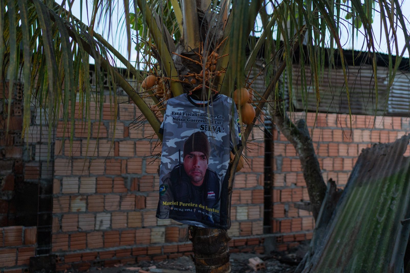 Camiseta com a foto de Maxciel está pendurada em uma árvore. O servidor atuava no Vale do Javari e foi assassinado em 2019