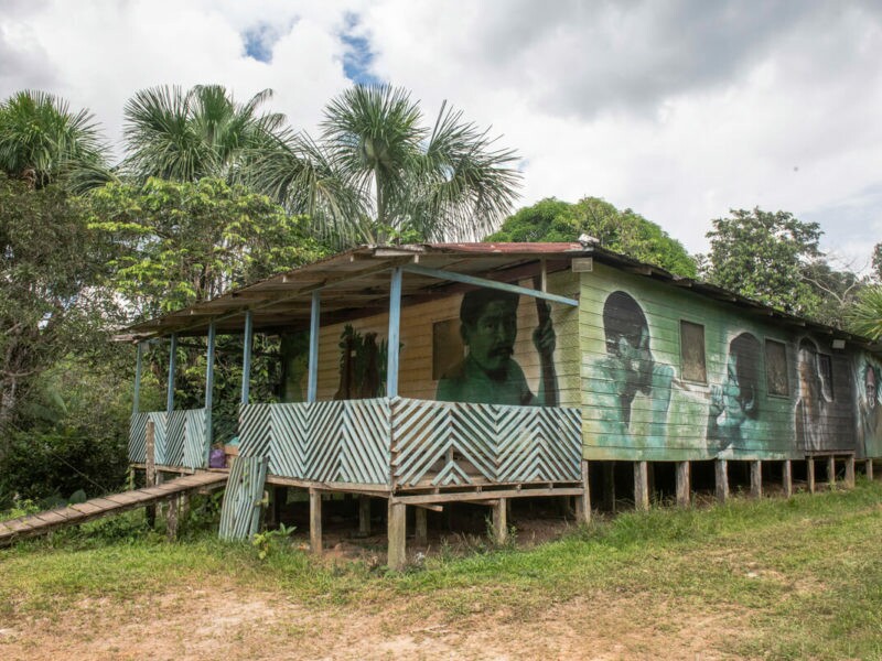 Chácara onde Bruno Pereira e outros servidores da Funai moraram por um tempo, feita de madeira e com grafites em todas as paredes externas