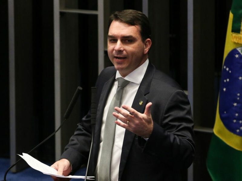 O senador Flávio Bolsonaro, durante sessão plenária, para apreciar e votar as medidas provisórias.