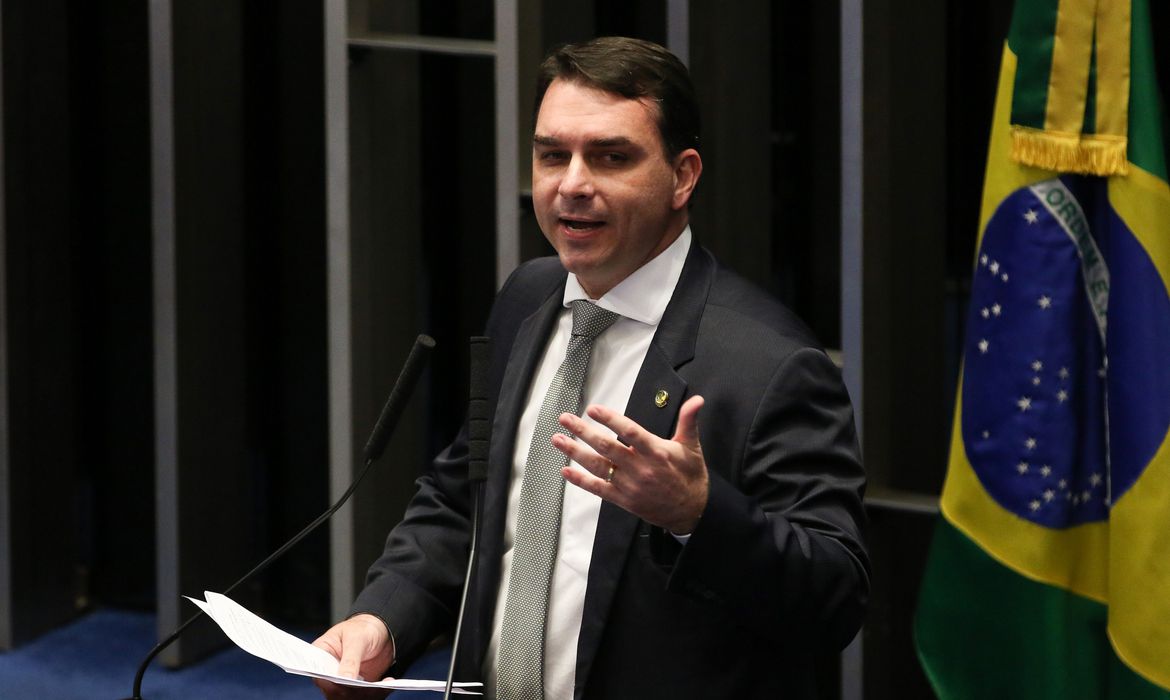 O senador Flávio Bolsonaro, durante sessão plenária, para apreciar e votar as medidas provisórias.