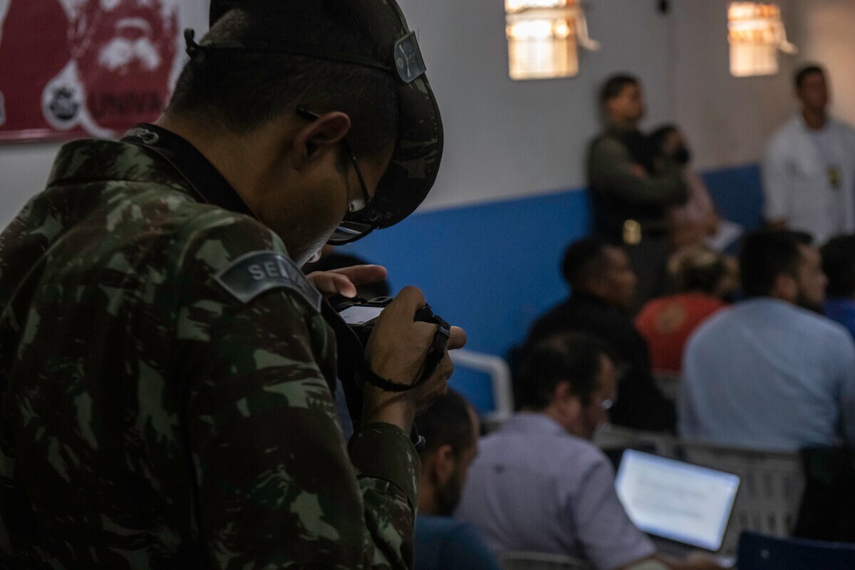 Capa_José Medeiros_Agência Pública_Exército fotografa tela de computador e jornalista da Agência Pública após perguntas