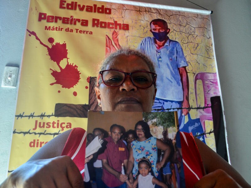 Dona Maria da Cruz Souza, viúva de Edvaldo, com uma foto antiga dela e do marido