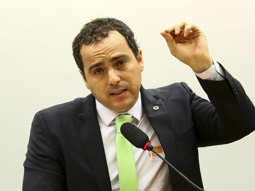 O presidente do IBAMA, Eduardo Fortunato Bim, durante audiência pública em 2019. Bim é um homem branco com cabelos e olhos castanhos; ele veste um terno preto com camisa branca e gravata verde