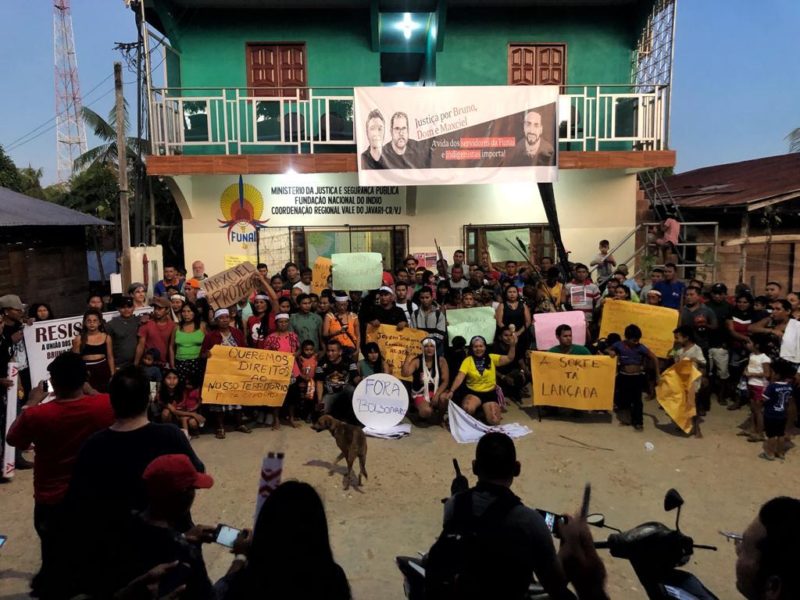 Dezenas de indígenas do Vale do Javari reunidos em frente a sede da Funai em Atalaia do Norte
