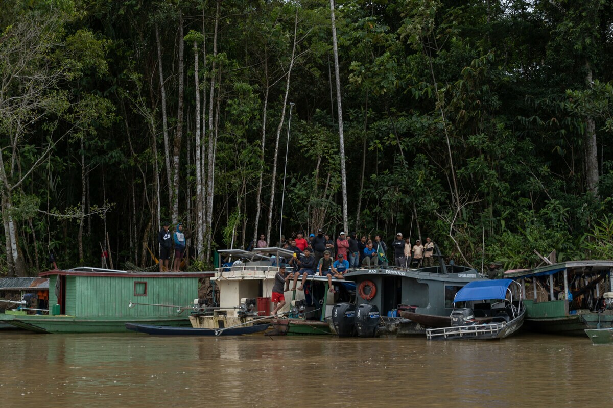 Com o desaparecimento de Bruno e Dom, ainda no dia 5, duas equipes da União dos Povos Indígenas do Vale do Javari (Univaja) saíram à procura dos dois rio acima
