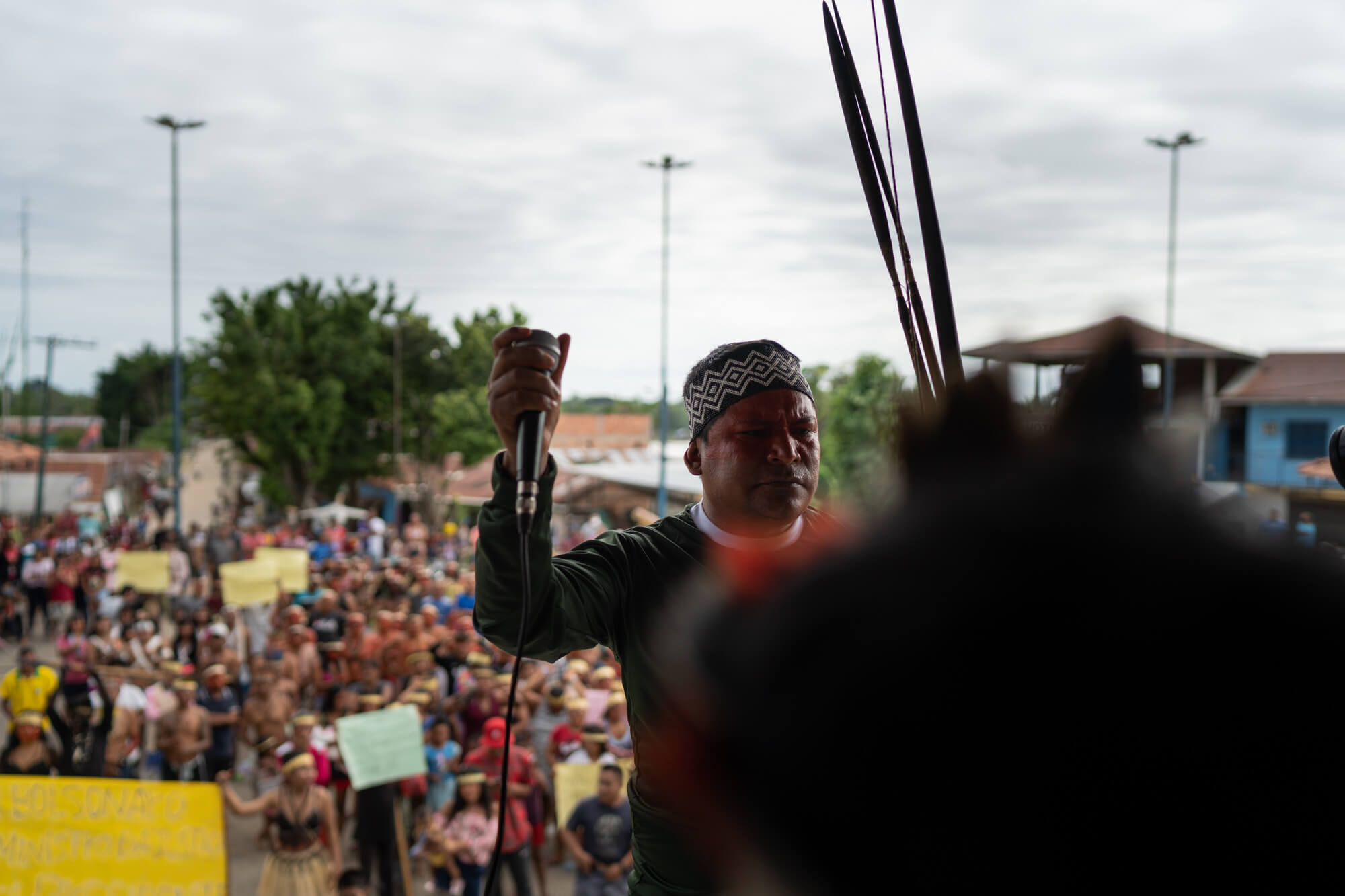 Líder indígena da União dos Povos Indígenas do Vale do Javari, discursando no microfone durante manifestação