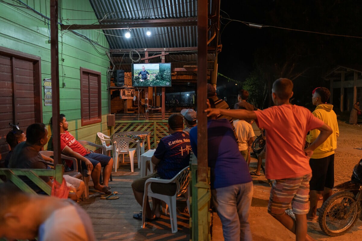 Moradores do Vale do Javari assistem noticias sobre o caso do desaparecimento de Bruno e Dom em restaurante na praça de Atalaia