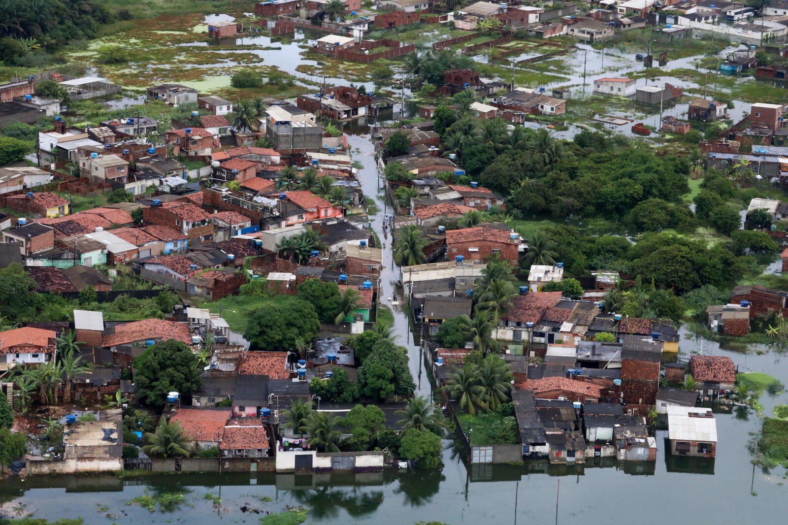 Imagem aérea da região alagada de Recife, com as chuvas fortes