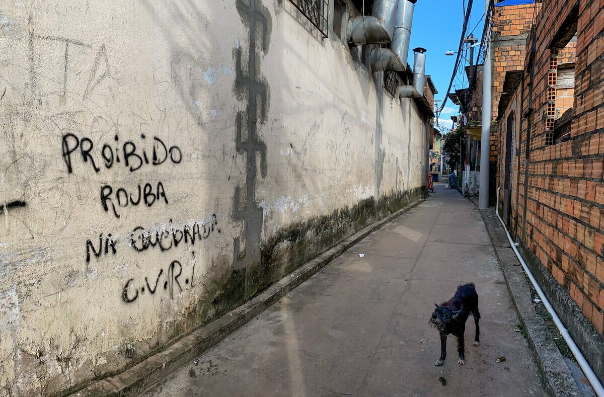 Parede pichada pelo Comando Vermelho, proíbe roubos na quebrada