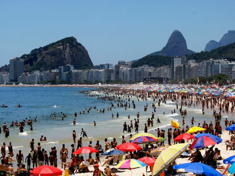 Cariocas e turistas na praia de Copacabana, Rio de Janeiro