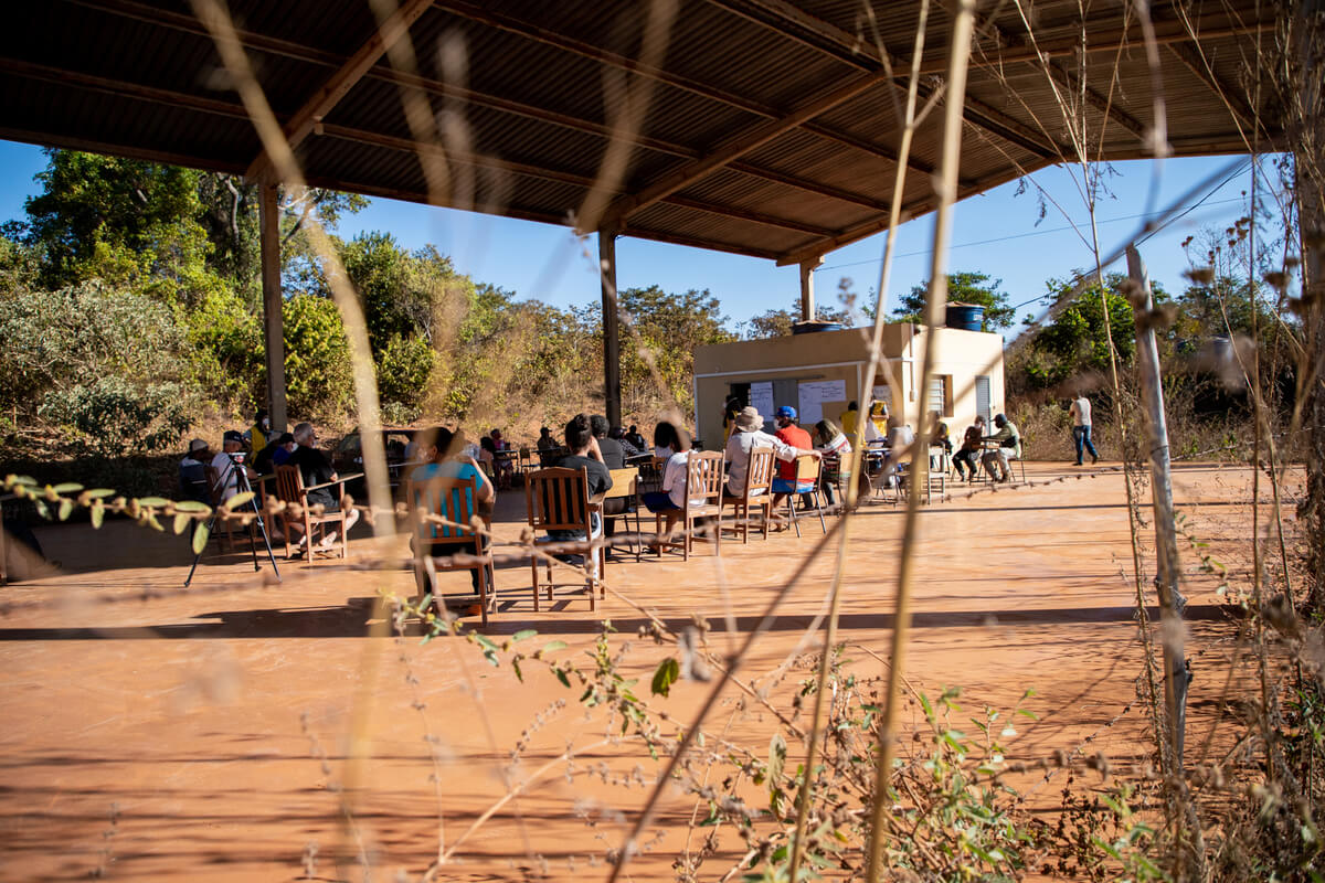 Moradores de Pompéu em uma reunião na sede da associação.